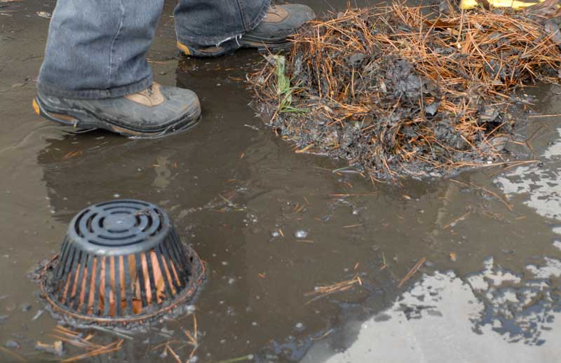 Drain level with roof surface